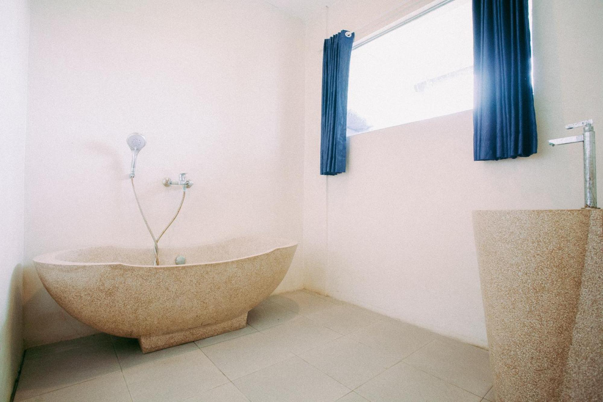 Tanah Lot Swell Hotel, Pool Bar & Restaurant מראה חיצוני תמונה